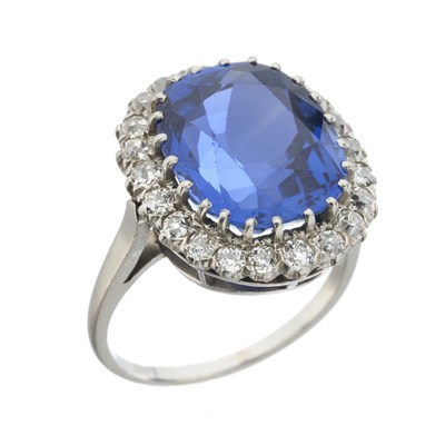 Lot 154 - An exceptional early 20th century platinum unheated Sri Lankan sapphire and diamond cluster ring