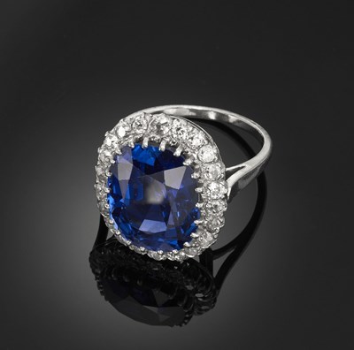 Lot 154 - An exceptional early 20th century platinum unheated Sri Lankan sapphire and diamond cluster ring