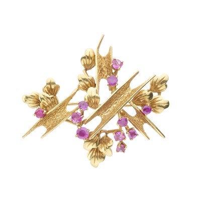 Lot 201 - An 18ct gold ruby abstract brooch