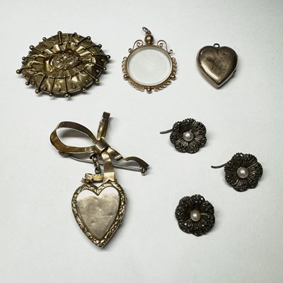 Lot 645 - A small selection of gold, silver and yellow metal jewellery