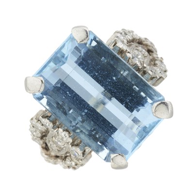 Lot 160 - An Art Deco aquamarine and diamond dress ring