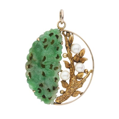 Lot 214 - An 18ct gold jadeite and pearl pendant