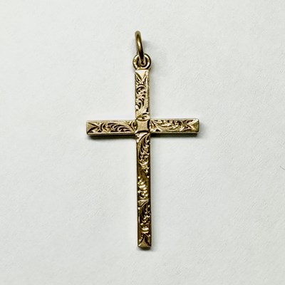 Lot 624 - A 9ct gold cross pendant