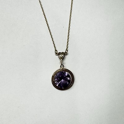 Lot 625 - A gold synthetic colour change sapphire necklace