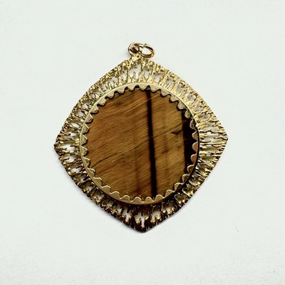 Lot 631 - A 1970s 9ct gold tiger's eye pendant