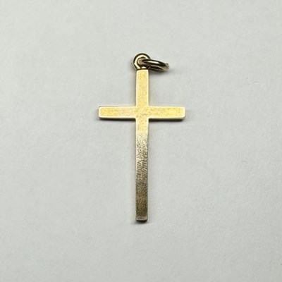 Lot 630 - A 9ct gold cross pendant