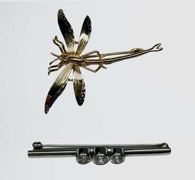 Lot 642 - Two 9ct gold brooches