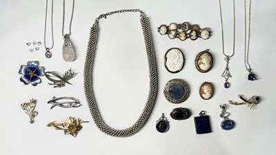 Lot 660 - A selection of silver and costume jewellery