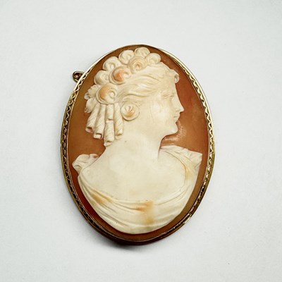 Lot 636 - A 9ct gold shell cameo brooch