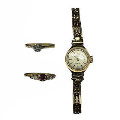 Lot 602 - Two 18ct gold rings and a 9ct gold watch