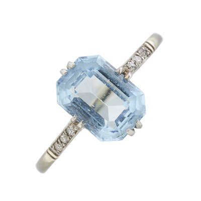 Lot 124 - An early 20th century 18ct gold and platinum, aquamarine and diamond ring