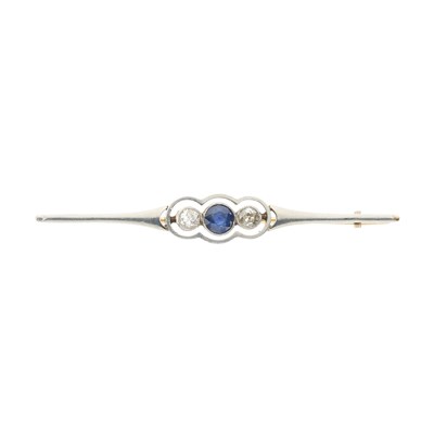 Lot 125 - An early 20th century 15ct gold sapphire and diamond bar brooch