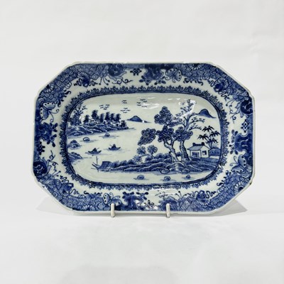 Lot 191 - A hand-painted blue and white Chinese...