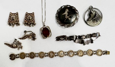 Lot 652 - A selection of silver and white metal jewellery