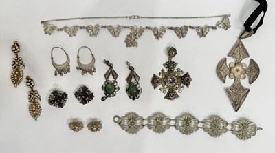 Lot 661 - A selection of silver and white metal filigree jewellery