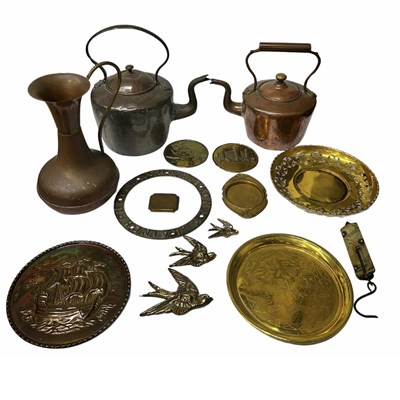 Lot 385 - Brass/Copper: copper kettles, tankards,...