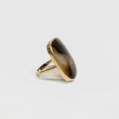 Lot 610 - An early 20th century gold banded agate ring