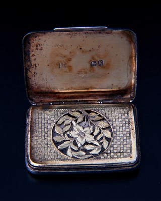 Lot 207 - A George III silver vinaigrette, of flat...