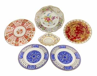 Lot 777 - A collection of British porcelain, three...