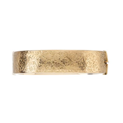 Lot 108 - Smith & Pepper, a 9ct gold engraved bangle bracelet