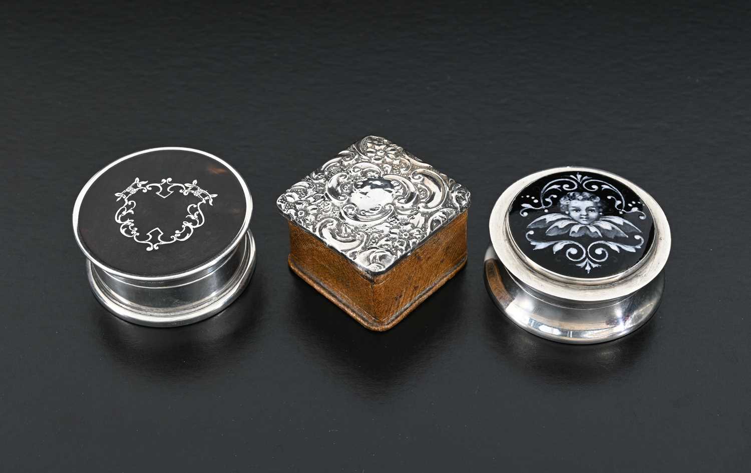 Lot 243 - An Edwardian silver patch box, the hinged