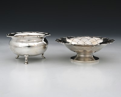 Lot 276 - A George V silver Art Deco style scalloped...