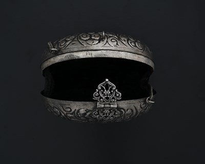 Lot 36 - A silver-coloured metal evening purse or bag,...