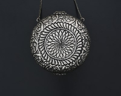 Lot 36 - A silver-coloured metal evening purse or bag,...