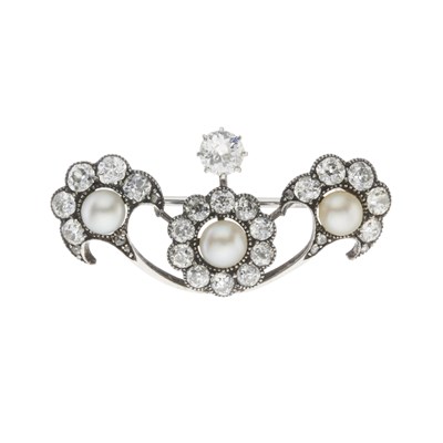 Lot 151 - A Belle Epoque diamond and pearl brooch