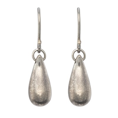 Lot 60 - Elsa Peretti for Tiffany & Co., a pair of silver Teardrop earrings