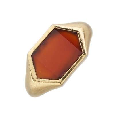 Lot 137 - An 18ct gold carnelian signet ring