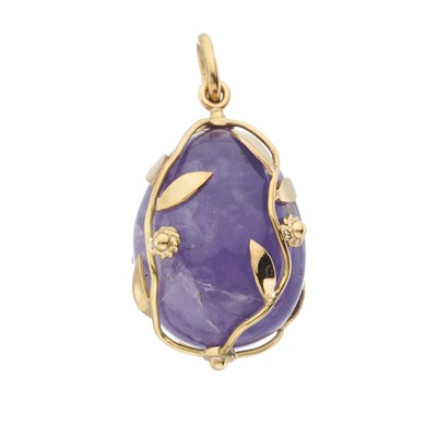 Lot 29 - An 18ct gold mounted amethyst egg charm pendant