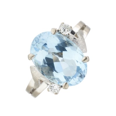 Lot 184 - An aquamarine and diamond single-stone dress ring