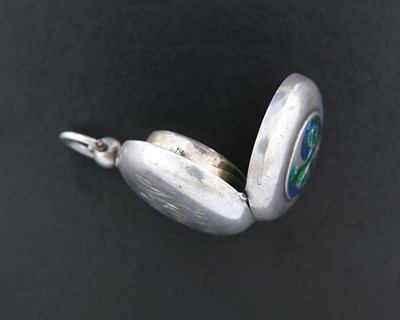 Lot 26 - An Edwardian silver and enamel sovereign...