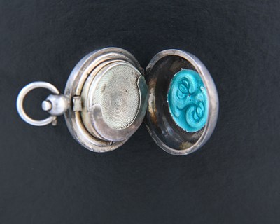 Lot 26 - An Edwardian silver and enamel sovereign...