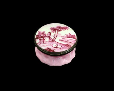 Lot 291 - A Bilston enamel patch box, circa 1790,...