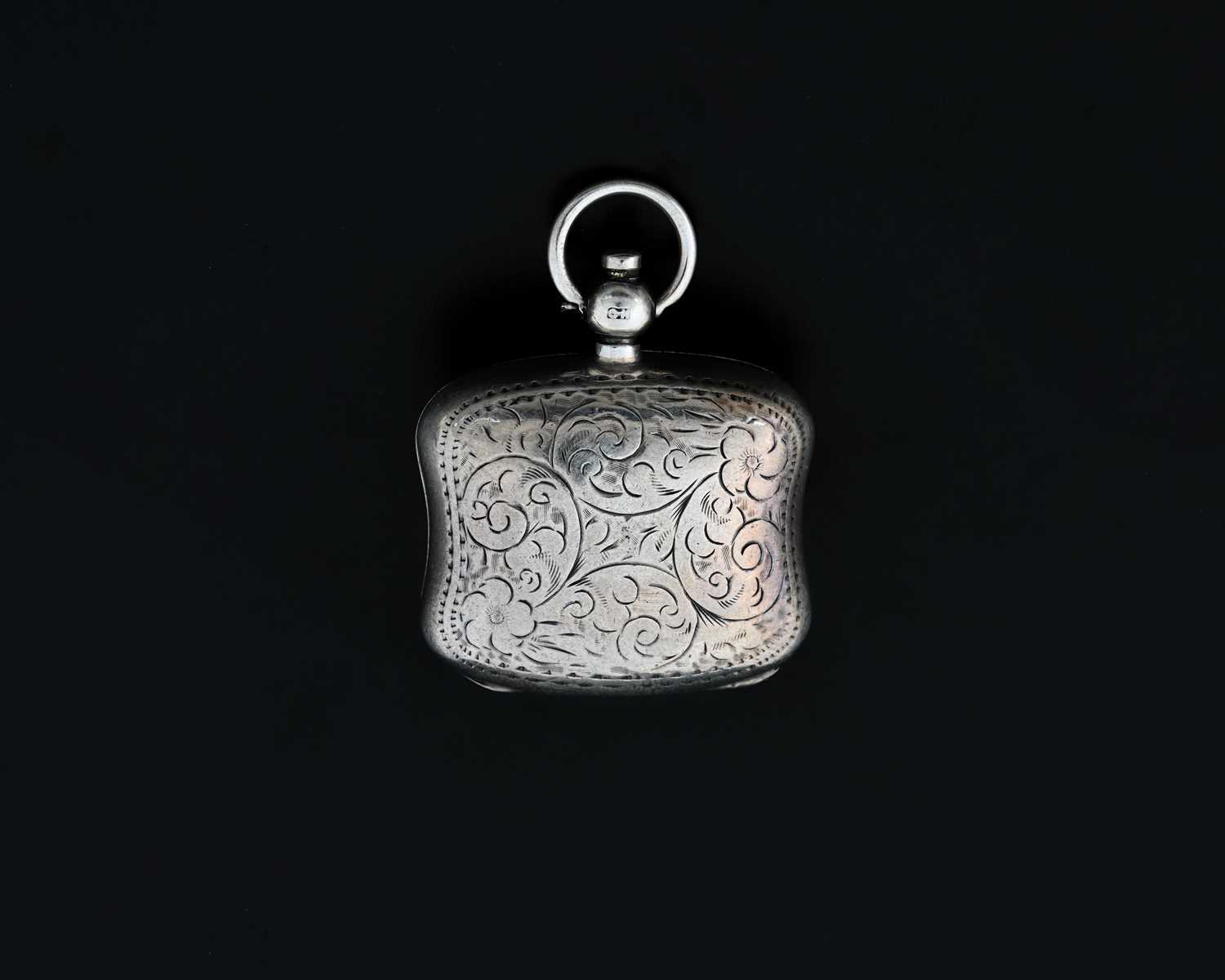 Lot 40 - A George V silver sovereign case, of shaped...