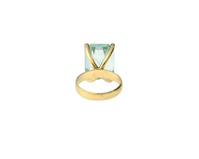 Lot 52 - A yellow metal aquamarine single-stone ring