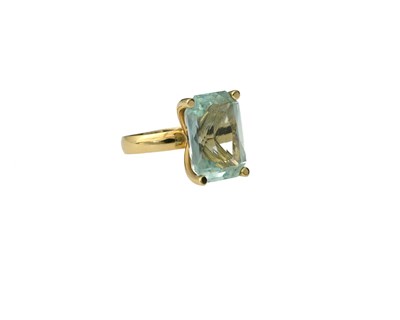 Lot 52 - A yellow metal aquamarine single-stone ring