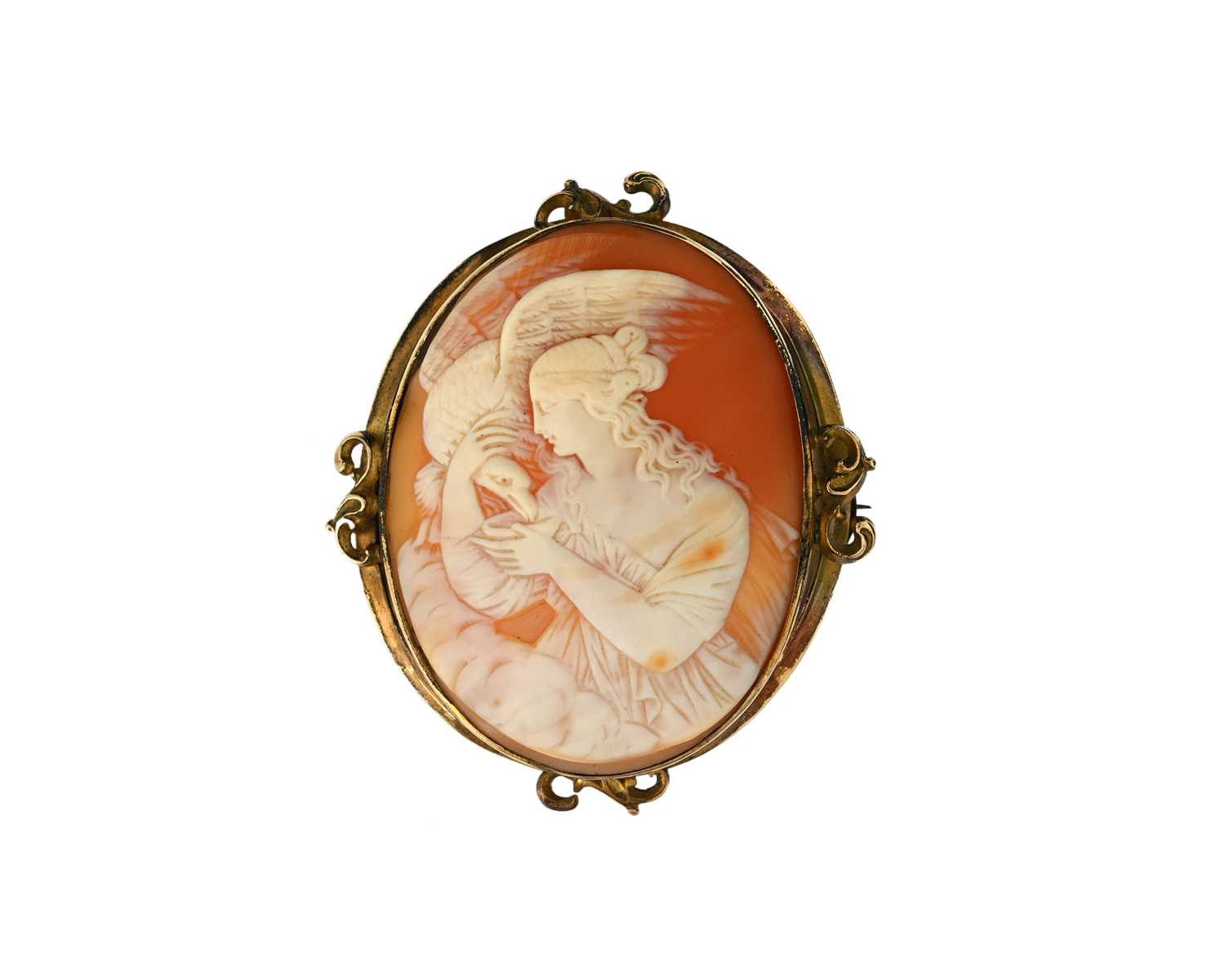 Lot 69 - An Art Nouveau yellow metal shell cameo brooch