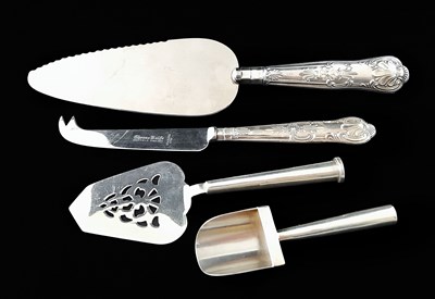 Lot 331 - A silver Kings pattern handled pie server and...