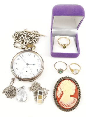 Lot 318 - A selection of jewellery to include three 9ct gold rings