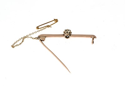 Lot 26 - An early 20th century gold diamond single-stone bar brooch