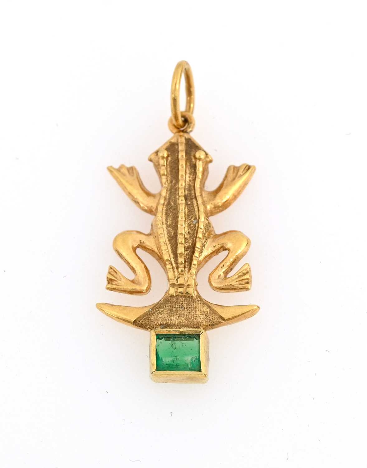 Lot 7 - An 18ct gold emerald salamander pendant