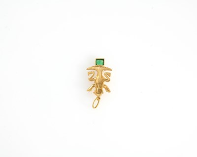 Lot 7 - An 18ct gold emerald salamander pendant