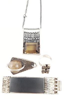 Lot 319 - A selection of silver and white metal jewellery