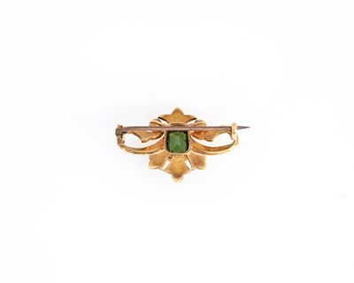 Lot 17 - An Edwardian gold green tourmaline and pearl brooch