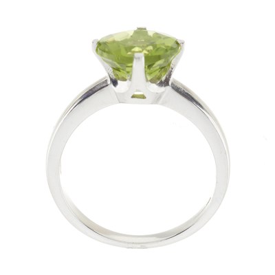 Lot 49 - An 18ct gold peridot single-stone ring