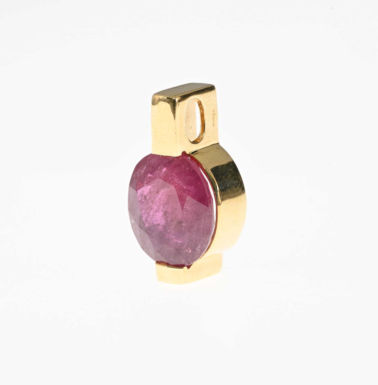 Lot 44 - An 18ct gold ruby single-stone pendant