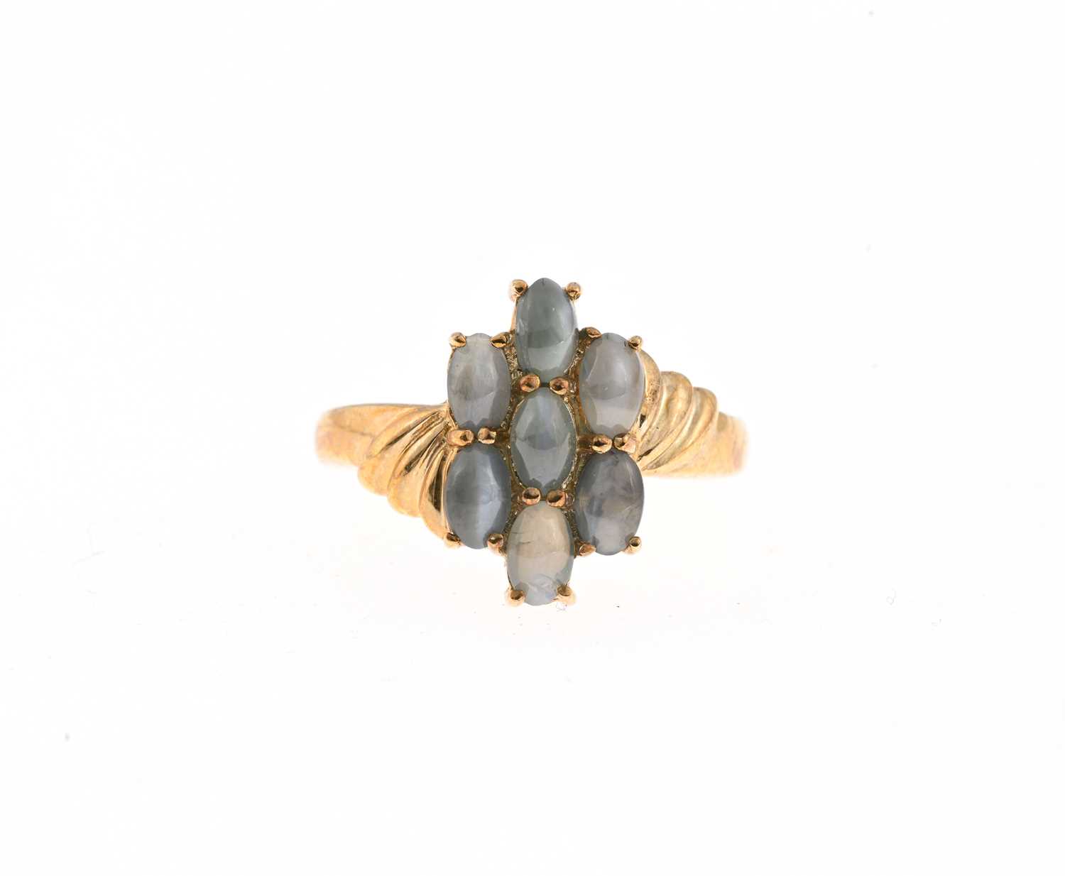 Lot 11 - A 9ct gold cat's eye alexandrite cluster ring